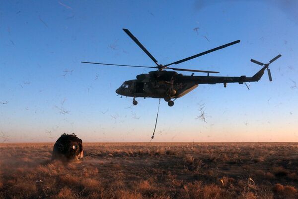 Вертолет Ми-8 у спускаемого аппарата беспилотного корабля Союз МС-22, приземлившегося в районе казахстанского города Жезказган