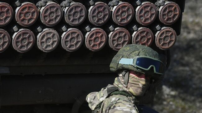 Военнослужащий Вооруженных сил России у реактивной системы залпового огня Торнадо-Г в южном секторе СВО