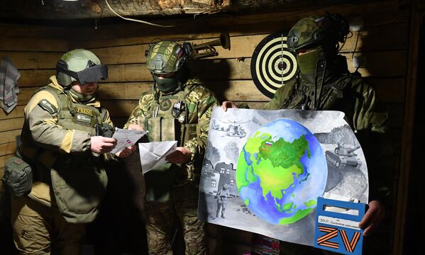 Передача стенгазеты с письмами от российских школьников бойцам на передовой в Южном секторе СВО