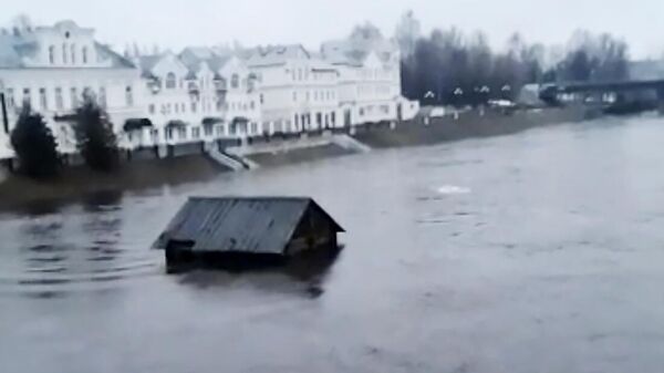 Кадр видео с плывущей по реке Тверца в Торжке баней