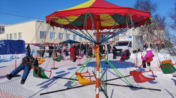 Детская площадка на Празднике Севера в Ловозере