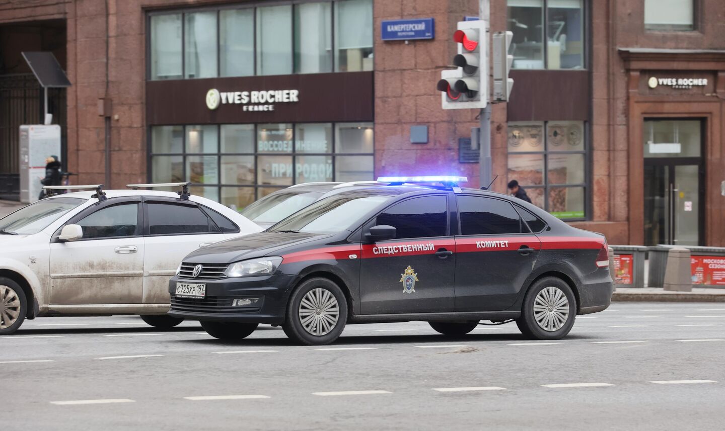 Автомобиль следственного комитета РФ на улице в Москве Автомобиль следственного комитета РФ на улице в Москве