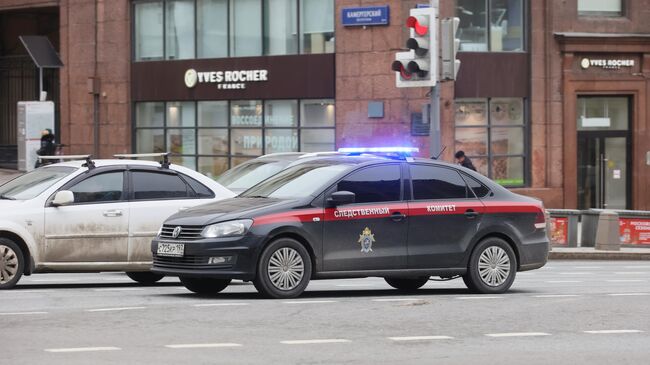 Автомобиль следственного комитета РФ на улице в Москве