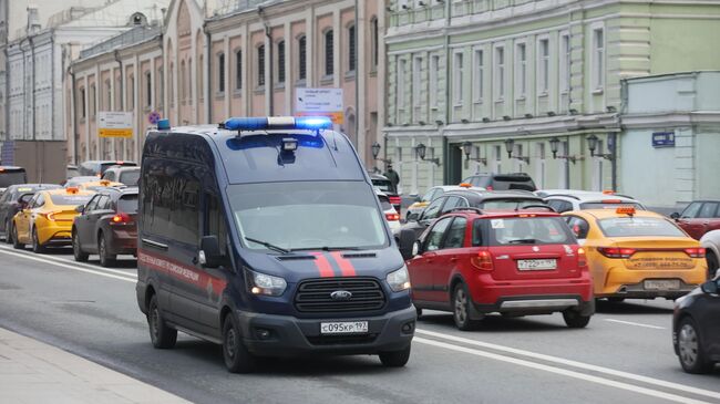 Автомобиль следственного комитета РФ на улице в Москве