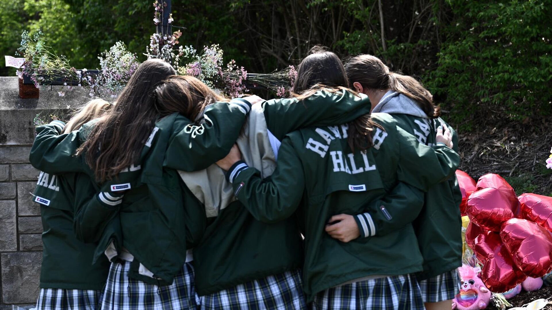 Девочки обнимаются около импровизированного мемориала жертвам стрельбы в начальной школе в Нэшвилле - РИА Новости, 1920, 31.03.2023