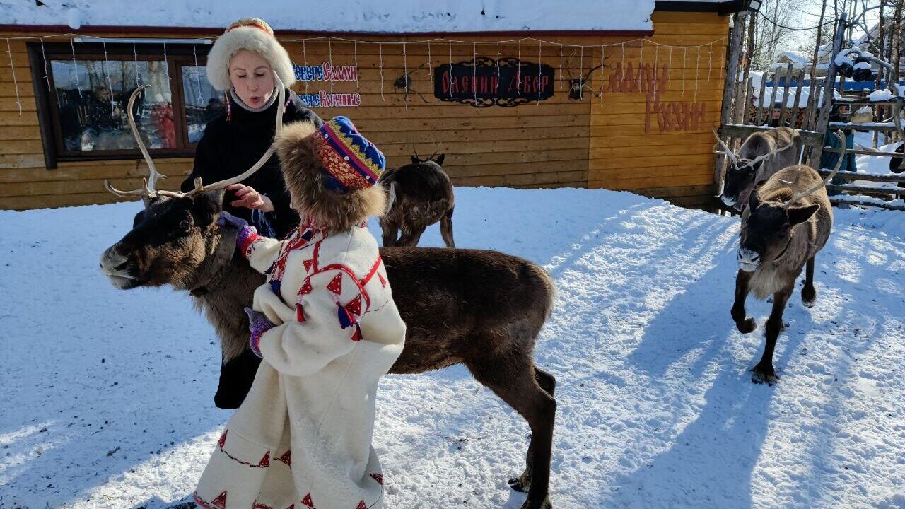 Полина Харыбина с дочкой Марьяной на Оленьем дворе, расположенном в родовой общине Лопарская - РИА Новости, 1920, 11.09.2023