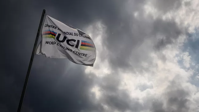 Флаг Международного союза велосипедистов (UCI) 