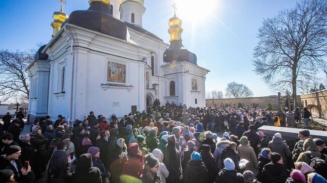 Верующие в Киево-Печерской лавре в Киеве