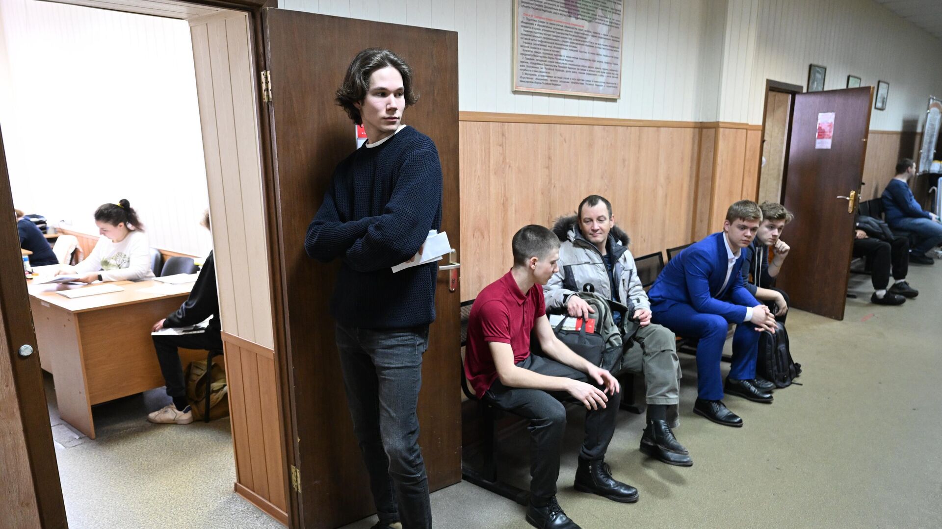 Молодые люди ждут своей очереди для прохождения призывной комиссии в комиссариате Москвы - РИА Новости, 1920, 11.04.2023
