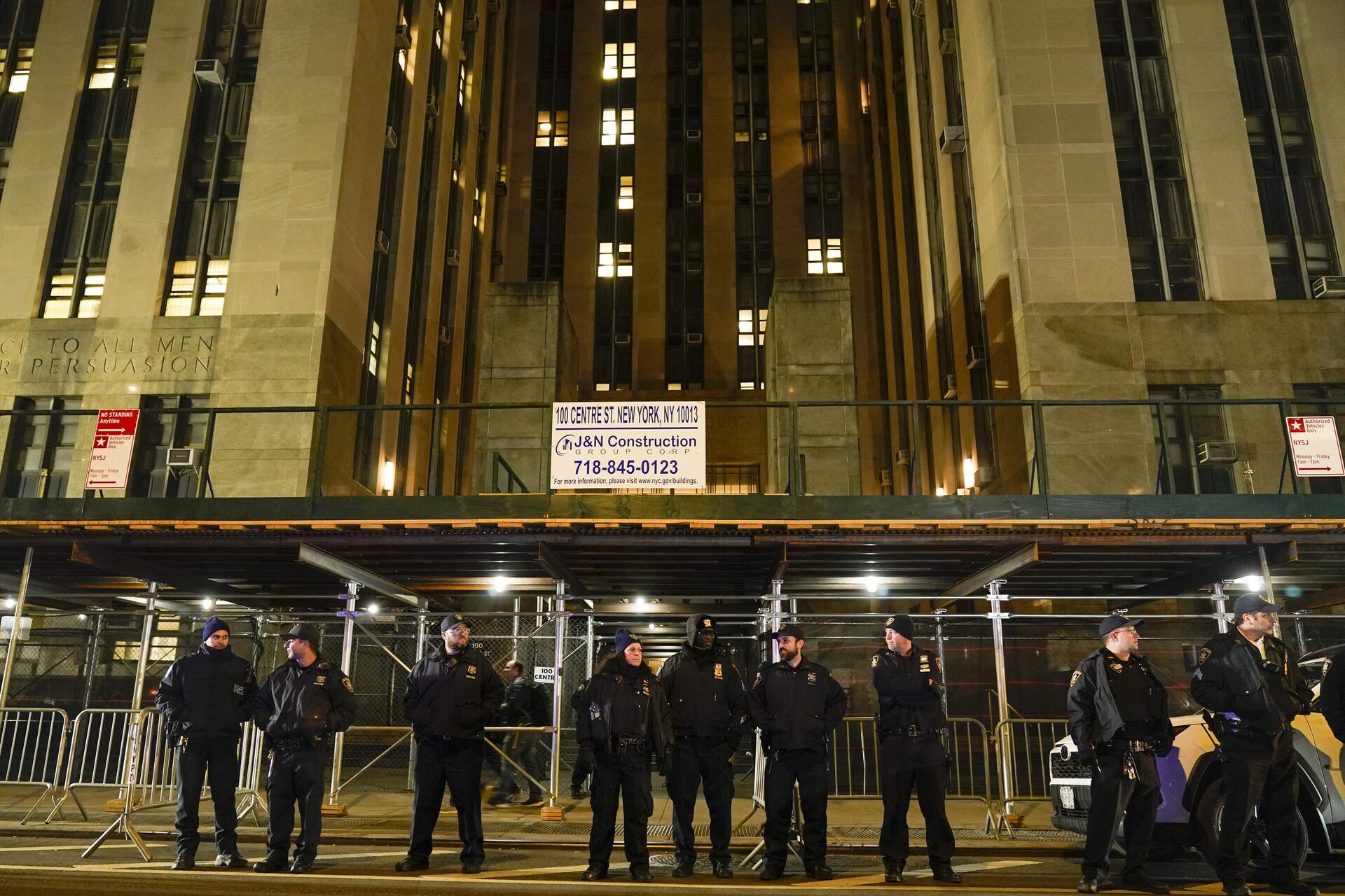 Сотрудники охраны у здания уголовного суда Манхэттена в Нью-Йорке - РИА Новости, 1920, 05.04.2023