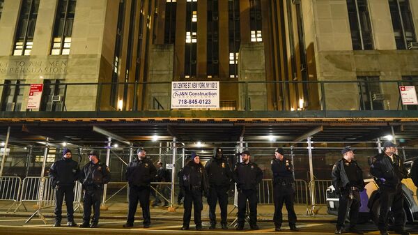 Сотрудники охраны у здания уголовного суда Манхэттена в Нью-Йорке