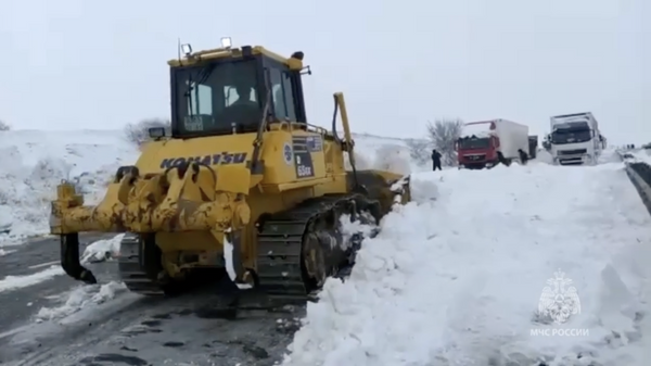 Эвакуация людей из снежного затора на трассе М-4 Дон