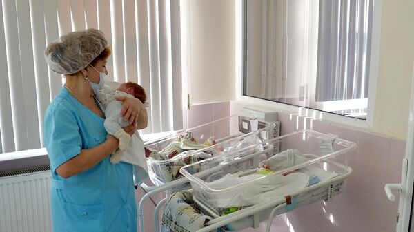 Сотрудница Детской клинической больницы с новорожденными. Архивное фото
