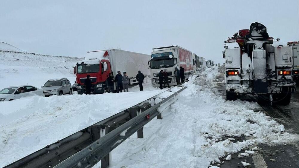 На трассе М-4 Дон в Ростовской области продолжаются работы по устранению снежного затора - РИА Новости, 1920, 31.03.2023