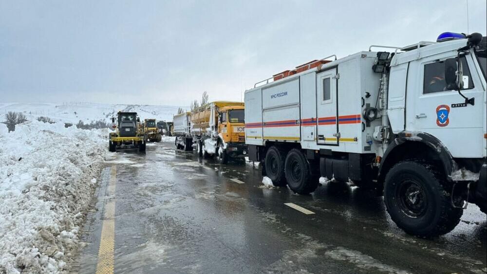 На трассе М-4 Дон в Ростовской области продолжаются работы по устранению снежного затора - РИА Новости, 1920, 31.03.2023