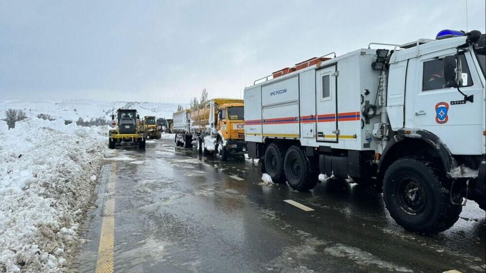 На трассе М-4 Дон в Ростовской области продолжаются работы по устранению снежного затора - РИА Новости, 1920, 31.03.2023