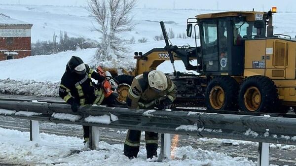 На трассе М-4 Дон в Ростовской области продолжаются работы по устранению снежного затора