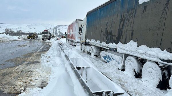 Работы по устранению ЧС после снегопада на трассе М-4 Дон в Ростовской области
