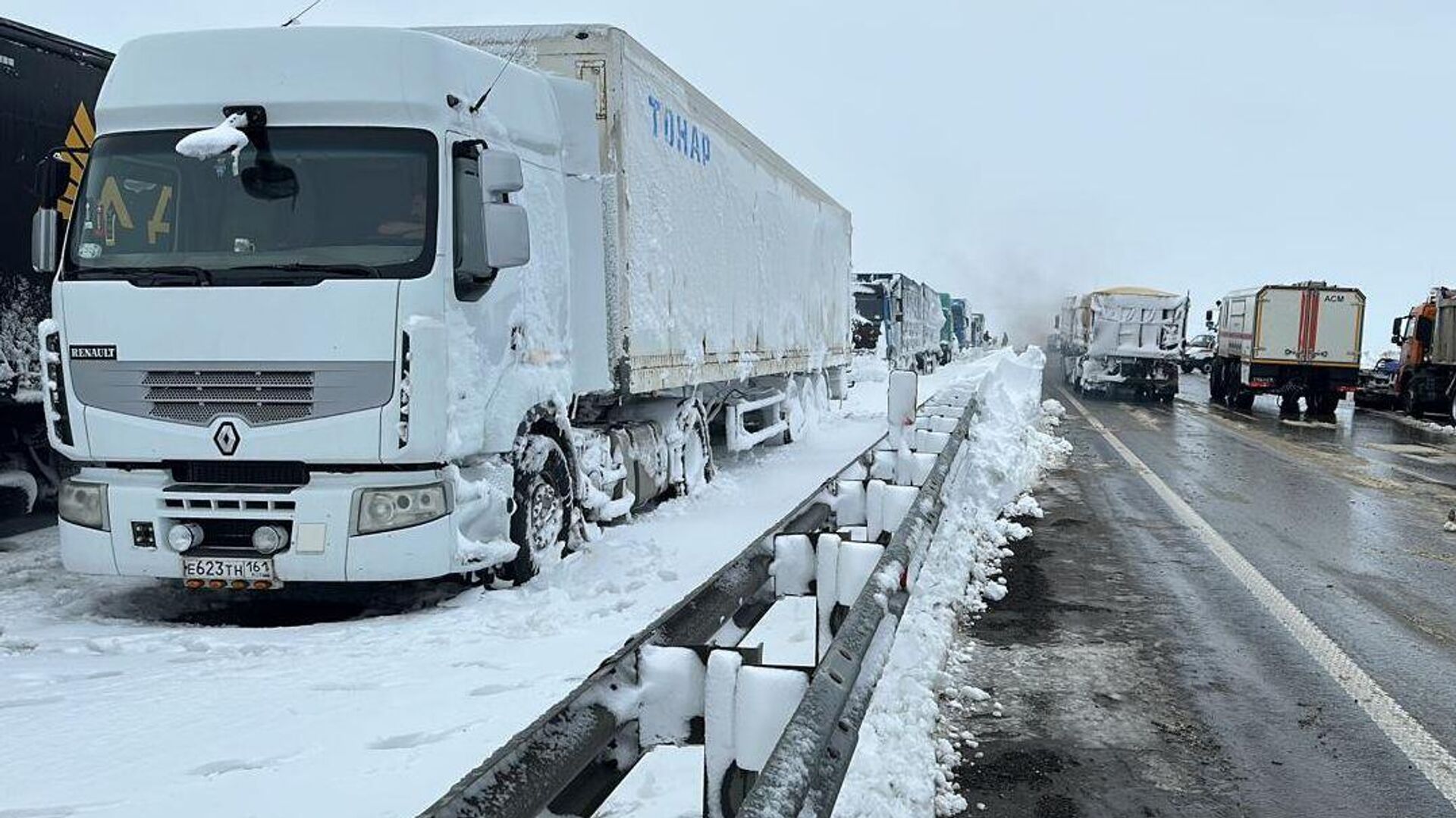 Work to eliminate emergency situations after a snowfall on the M-4 Don highway in the Rostov region - RIA Novosti, 1920, 03/31/2023