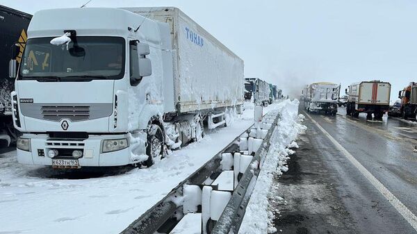 Работы по устранению ЧС после снегопада на трассе М-4 Дон в Ростовской области