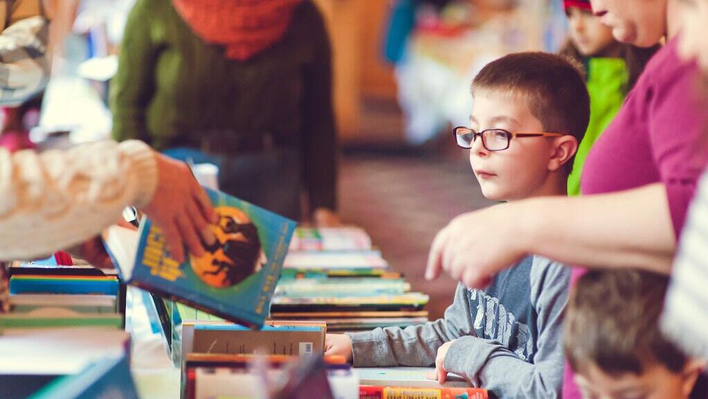 Дети в книжном магазине Дети в книжном магазине - РИА Новости, 1920, 02.04.2023