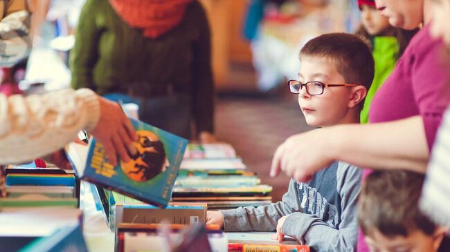 Дети в книжном магазине