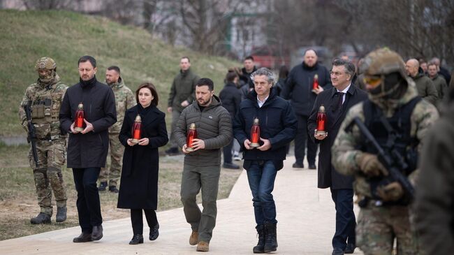 Премьер-министр Словакии Эдуард Хегер, президент Республики Молдова Майя Санду, президент Украины Владимир Зеленский, премьер-министр Словении Роберт Голоб и премьер-министр Хорватии Андрей Пленкович в Буче