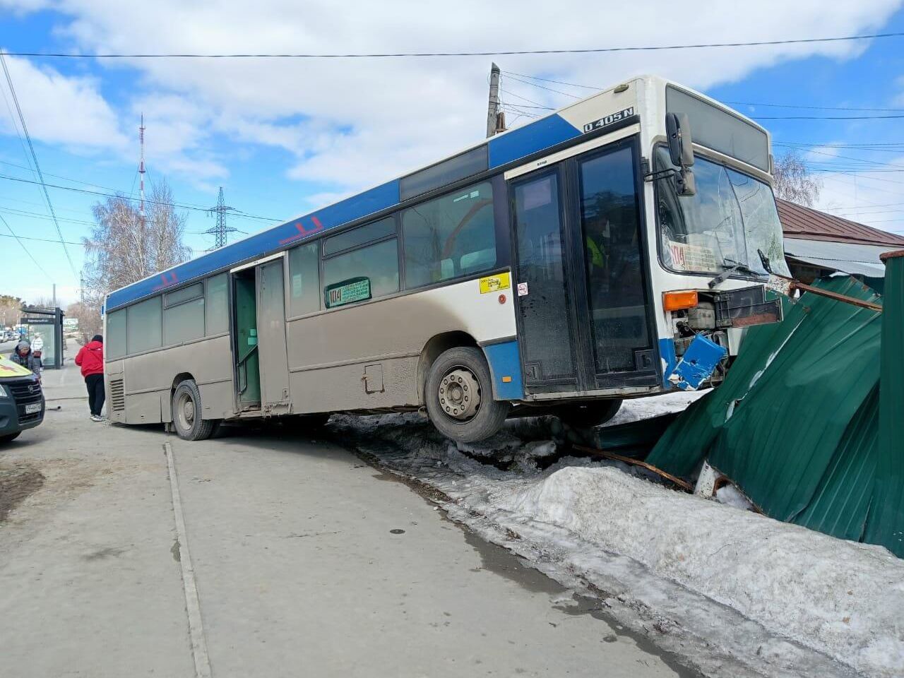 В Барнауле пассажирский автобус столкнулся с четырьмя автомобилями - РИА  Новости, 31.03.2023