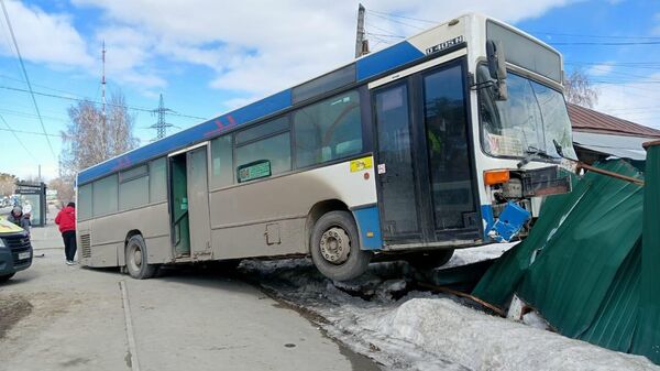 Массовое ДТП с участием пассажирского автобуса в Барнауле