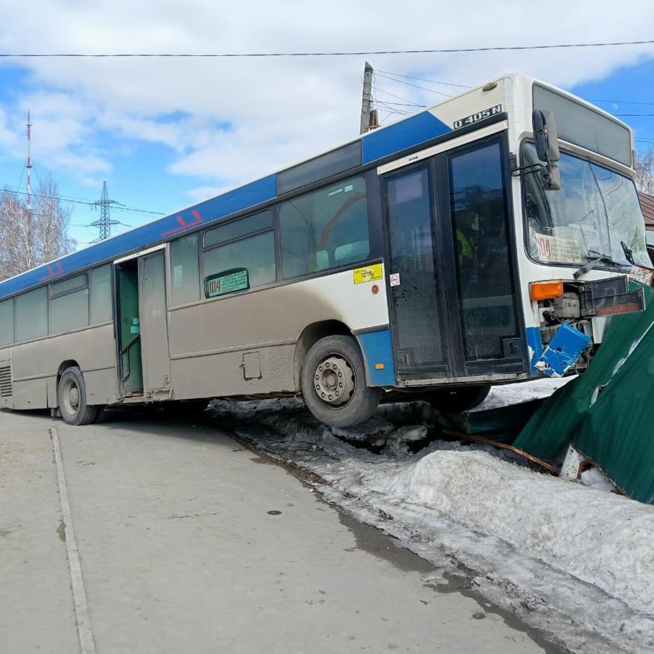 В Барнауле пассажирский автобус столкнулся с четырьмя автомобилями - РИА  Новости, 31.03.2023