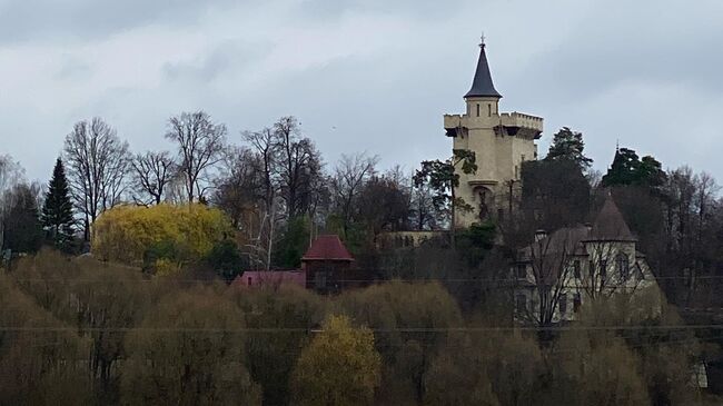 Замок Максима Галкина и Аллы Пугачевой в деревне Грязь