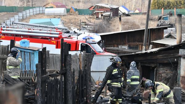 Сотрудники МЧС Забайкалья во время тушения пожара на Титовской сопке в Чите