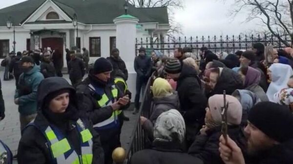 Украинские спецслужбы возле дома митрополита Павла