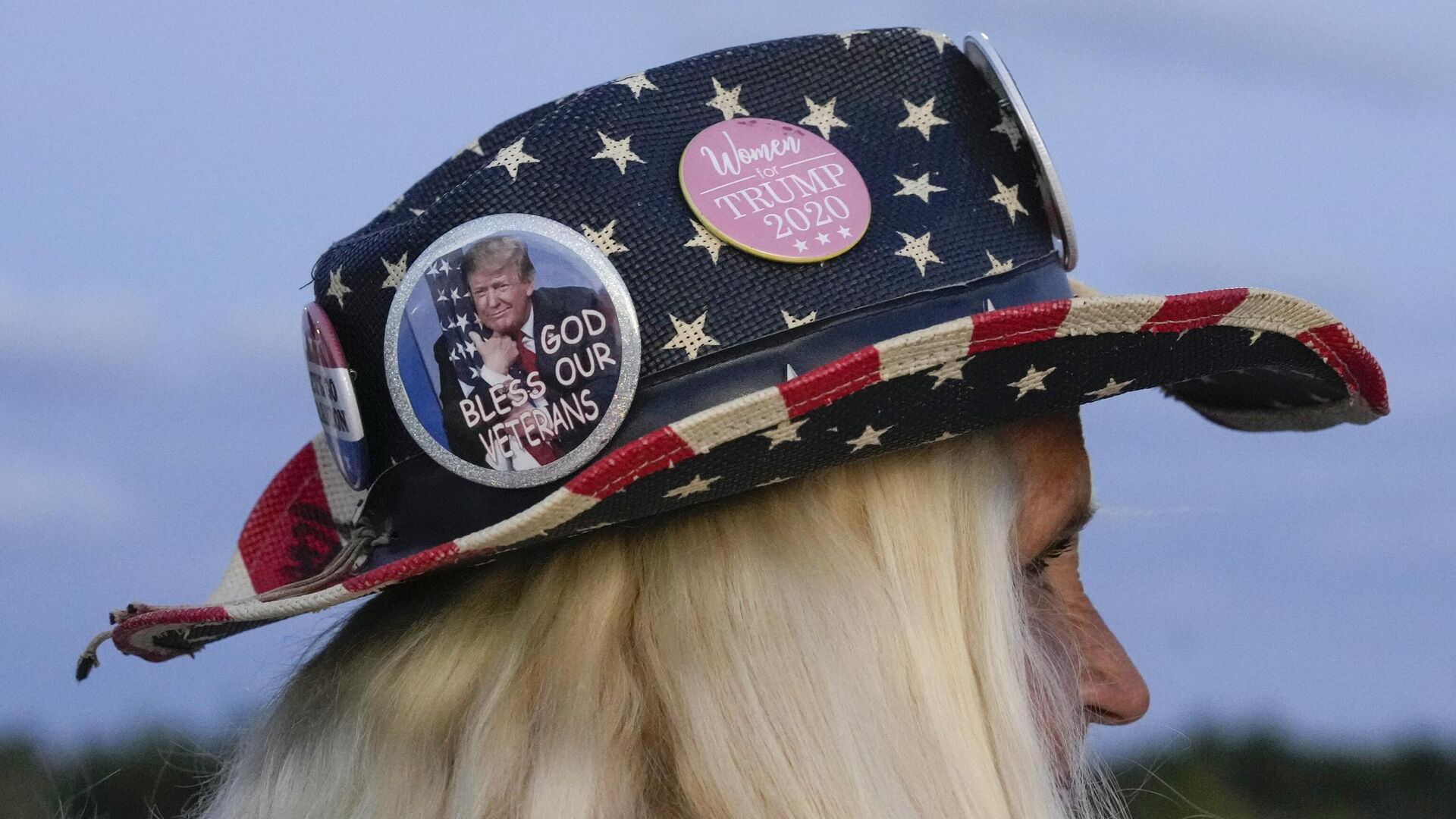 Женщина в шляпе с американским флагом и значком с изображением Дональда Трампа в знак поддержки - РИА Новости, 1920, 04.04.2023