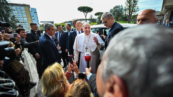 Папа Франциск общается с представителями СМИ возле клиники Джемелли