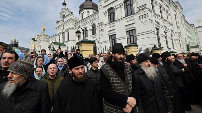 Верующие возле Киево-Печерской лавры