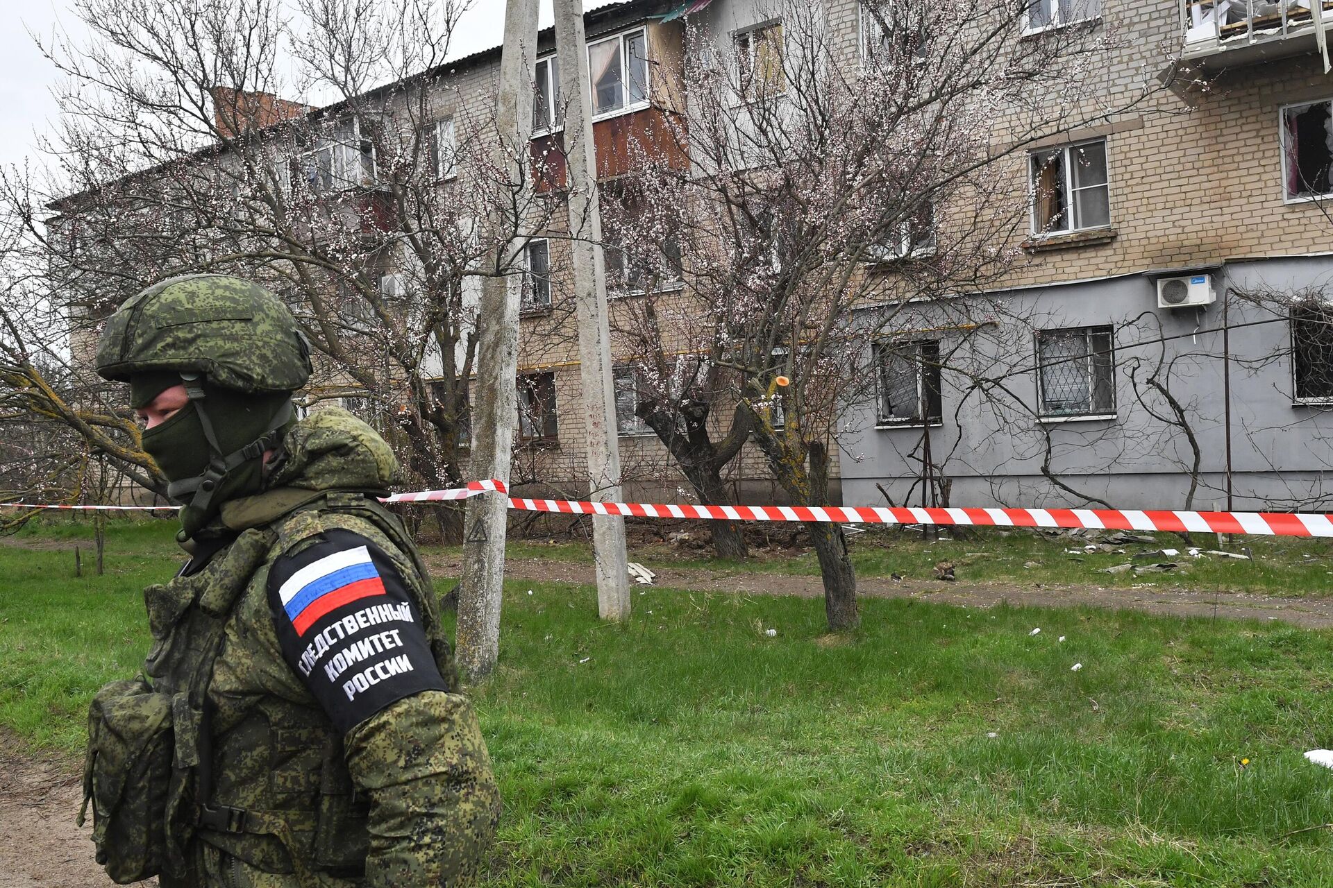 Сотрудник Следственного  комитета России у жилого многоквартирного дома в Мелитополе, поврежденного в результате обстрела со стороны ВСУ - РИА Новости, 1920, 02.04.2023