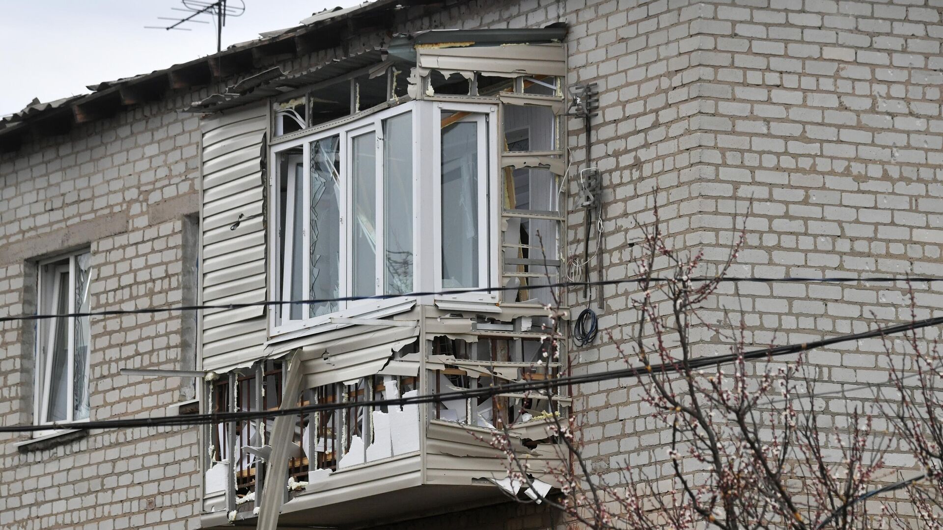 Жилой многоквартирный дом в Мелитополе, поврежденный в результате обстрела со стороны ВСУ - РИА Новости, 1920, 02.04.2023