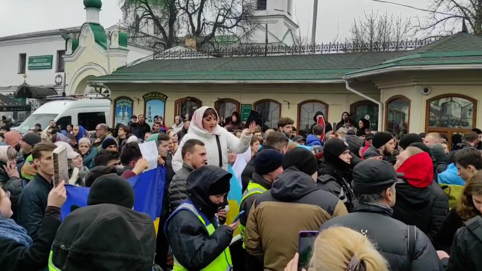 Кто не скачет, тот москаль. Противники канонической УПЦ около Киево-Печерской лавры - РИА Новости, 1920, 02.04.2023