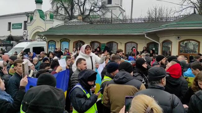 Кто не скачет, тот москаль. Противники канонической УПЦ около Киево-Печерской лавры