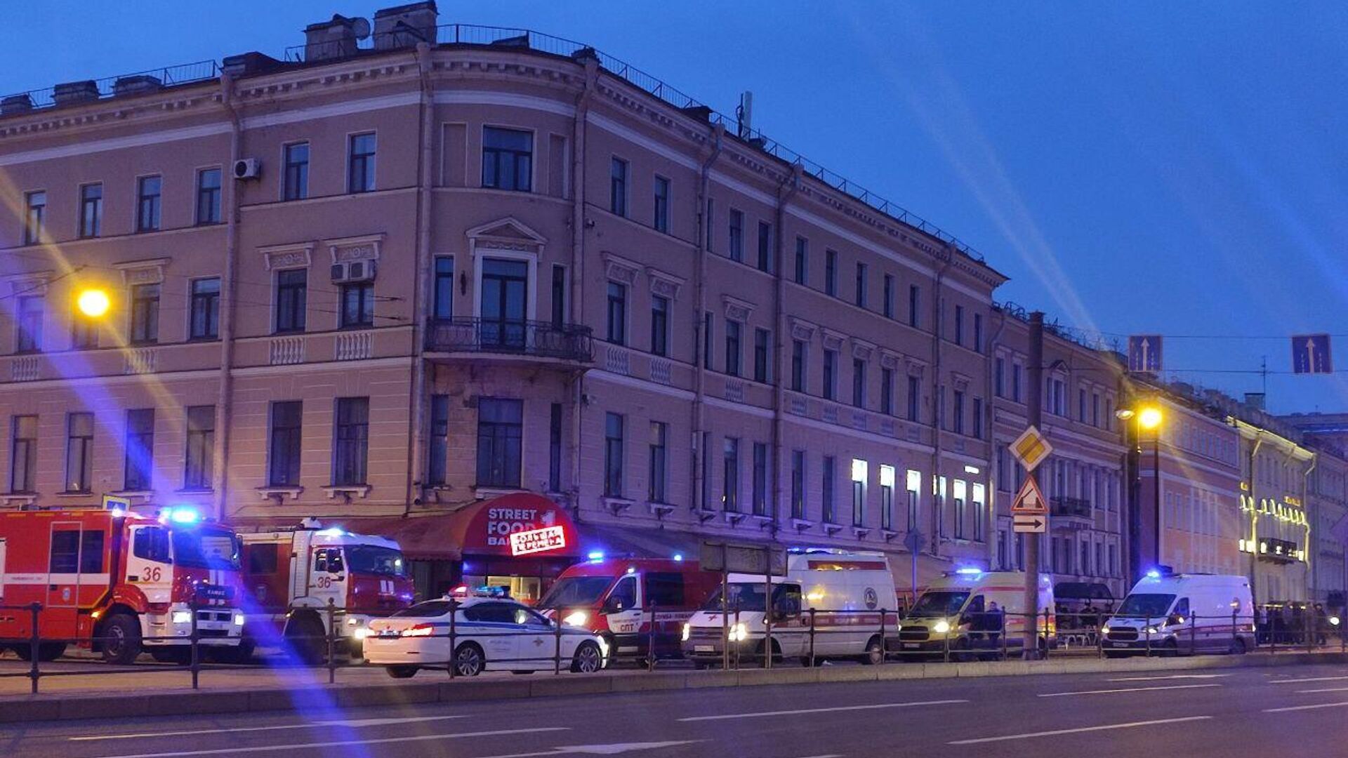 На месте взрыва в кафе на Университетской набережной в Санкт-Петербурге - РИА Новости, 1920, 03.04.2023