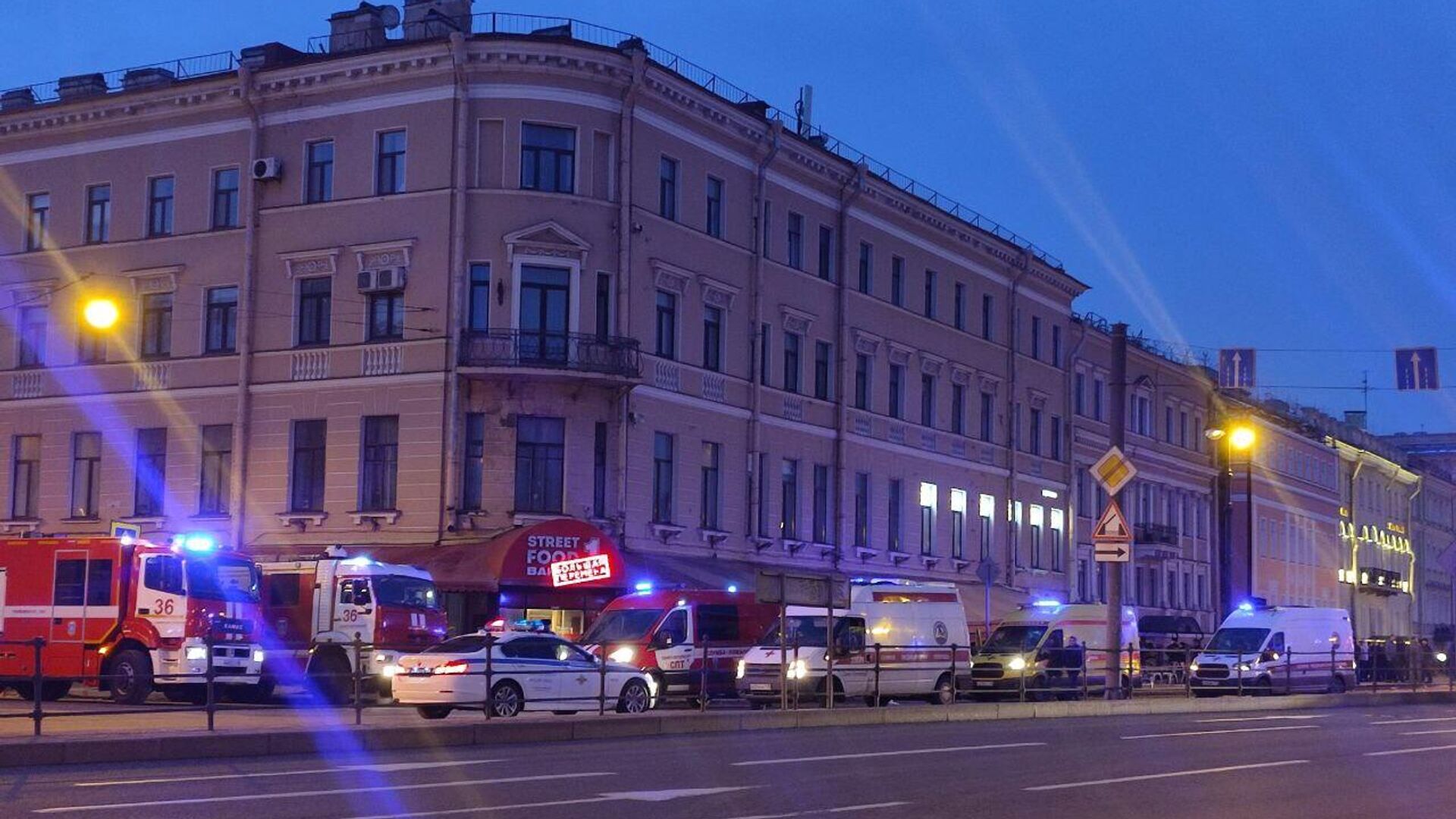 На месте взрыва в кафе на Университетской набережной в Санкт-Петербурге - РИА Новости, 1920, 02.04.2023