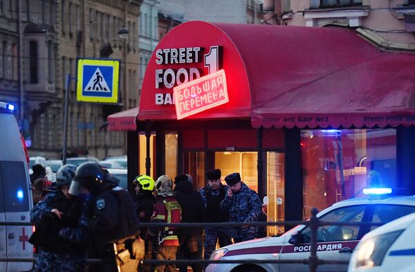 Сотрудники МЧС и полиции работают на месте взрыва в кафе на Университетской набережной в Санкт-Петербург