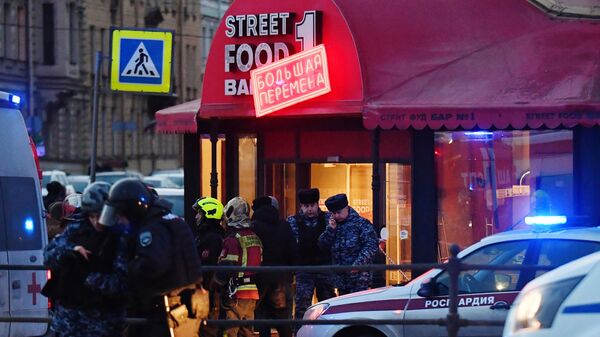 Сотрудники МЧС и полиции работают на месте взрыва в кафе на Университетской набережной в Санкт-Петербург