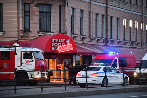 Машины МЧС и полиции у места взрыва в кафе на Университетской набережной в Санкт-Петербурге