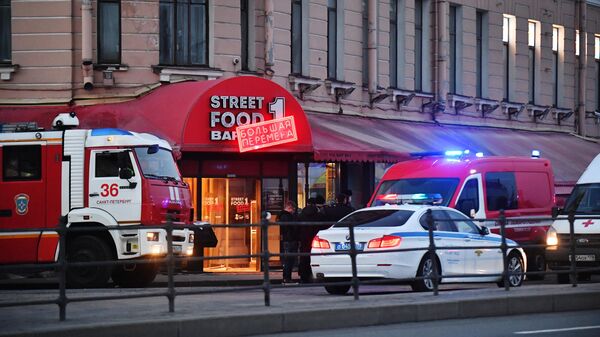 Машины МЧС и полиции у места взрыва в кафе на Университетской набережной в Санкт-Петербурге
