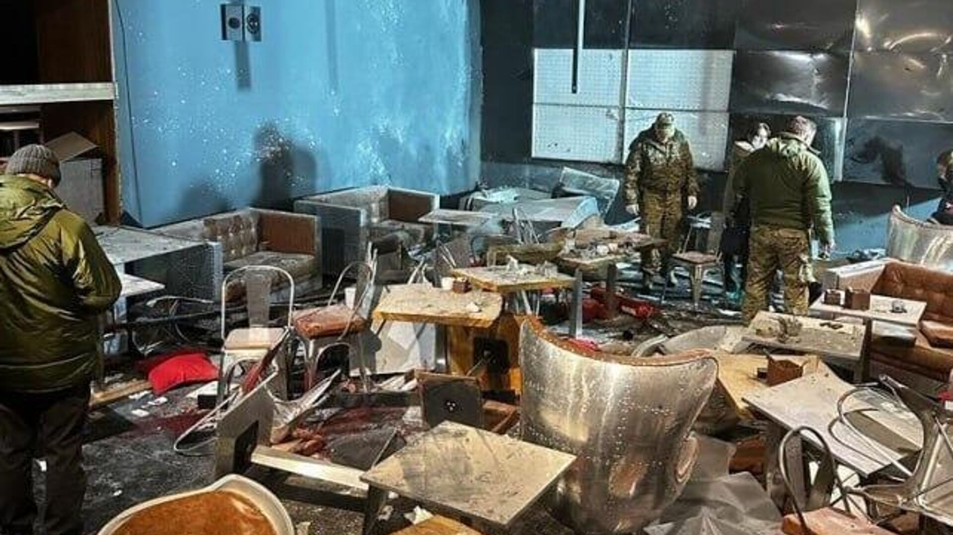 На месте взрыва в кафе на Университетской набережной в Санкт-Петербурге - РИА Новости, 1920, 02.04.2023