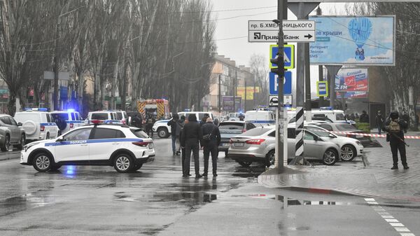 Сотрудники экстренных служб на месте взрыва автомобиля на улице Богдана Хмельницкого в Мелитополе