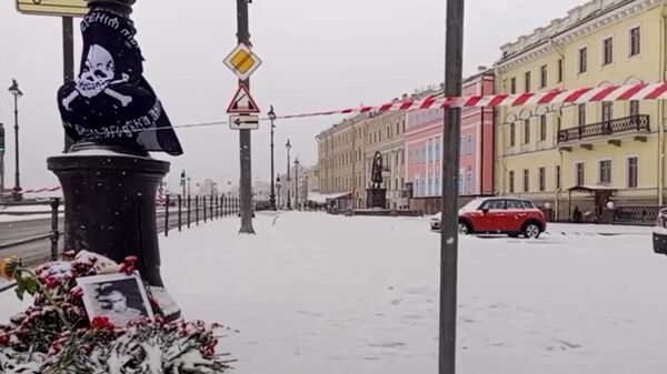 Цветы и фотография Татарского: стихийный памятник на месте взрыва в кафе Санкт-Петербурга