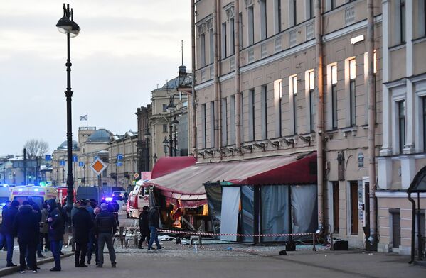 На месте взрыва в кафе на Университетской набережной в Санкт-Петербурге